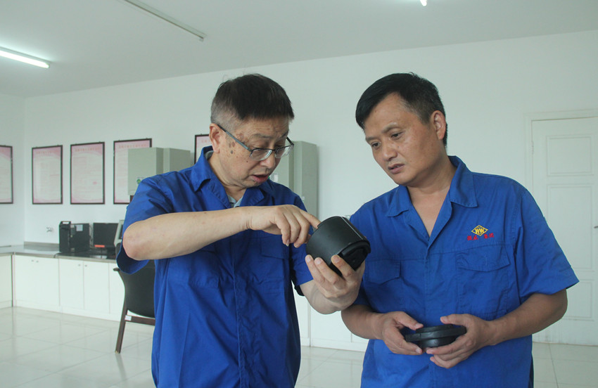 安徽微威减振降噪技术研究院院长李志远（左）在指导