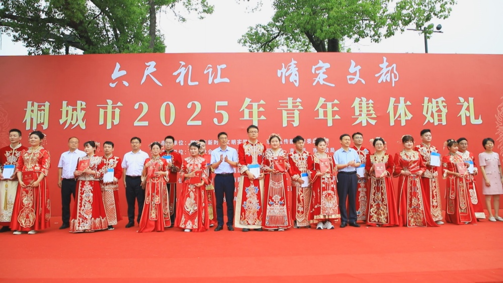 图为参加活动的领导向新人们赠书后合影.jpg