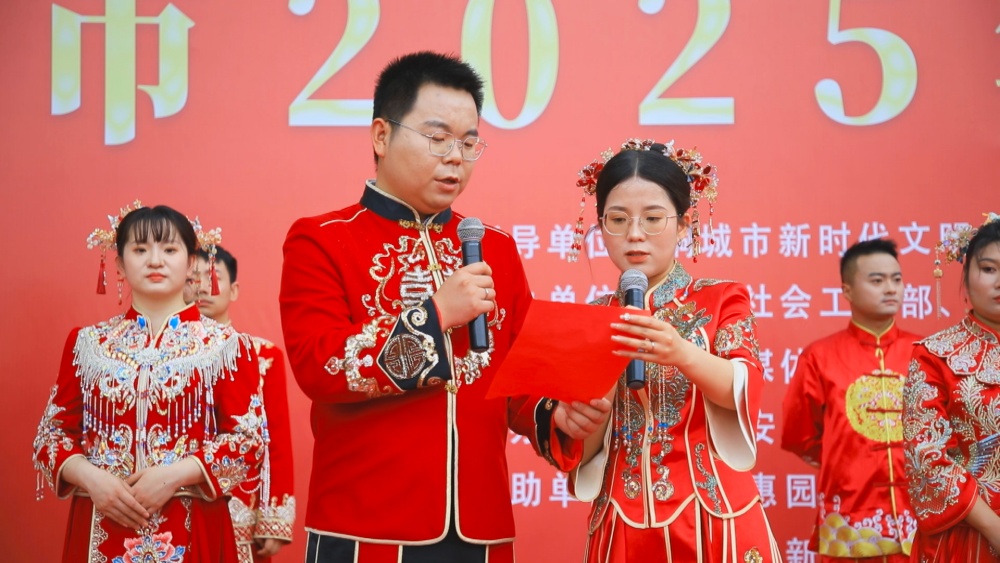 图为新人代表宣读移风易俗倡议书环节.jpg