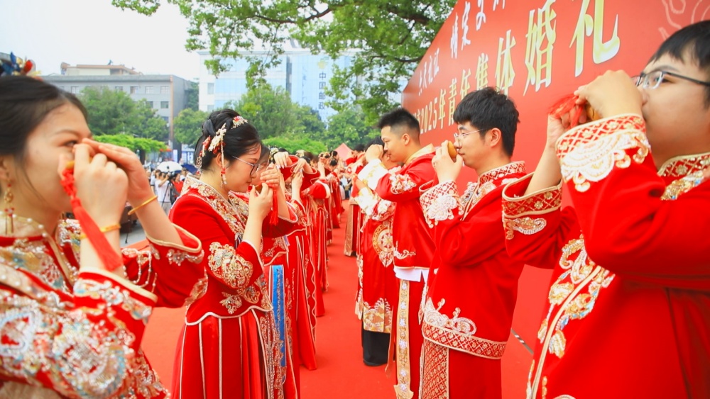 图为新人们喝合卺酒环节.jpg