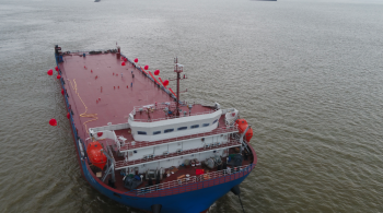 桐城市首艘万吨级货船成功下水