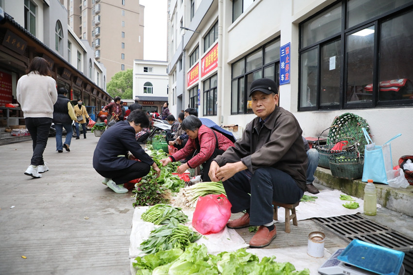 市场内自产自销菜农的摊位.JPG